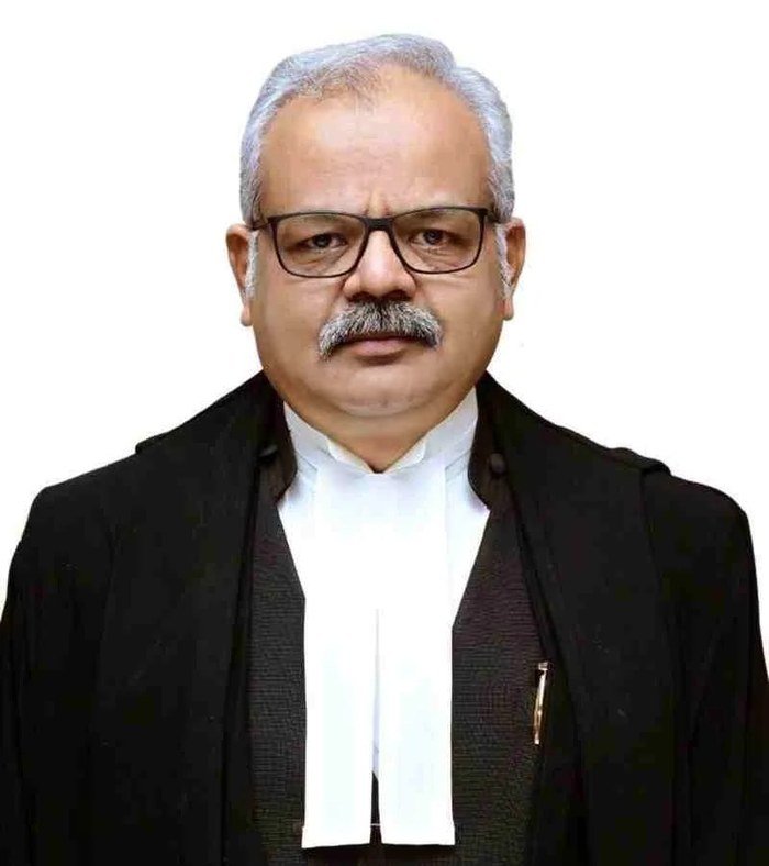 Hon'ble Shri Justice Vivek Rusia
